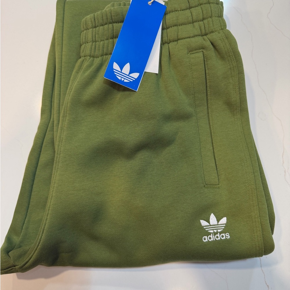 Adidas Original ESS Joggers women’s Olive Trefoil Sweatpants NWT size S #029